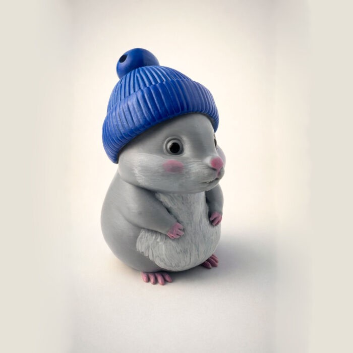01 фигурка хомяк серый в шапочке игрушка на ёлку сувенир