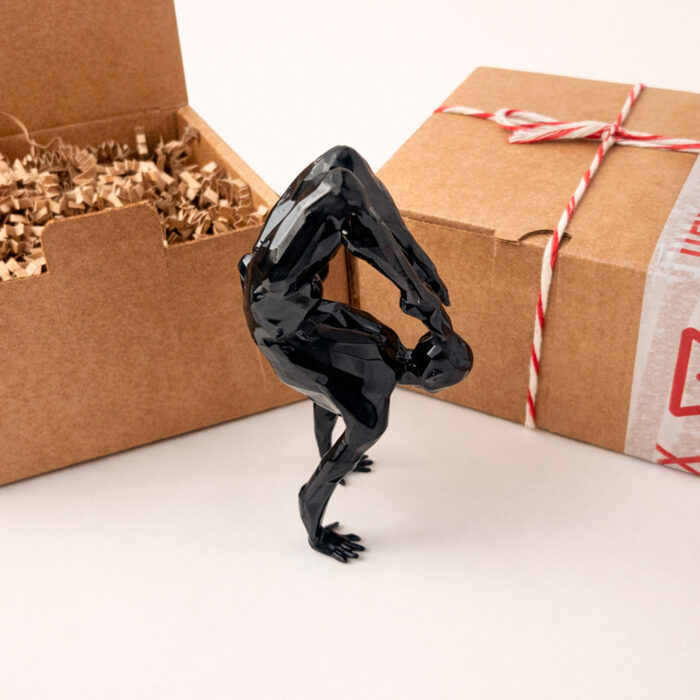 статуэтка йога человек полигональная для интерьера чёрная