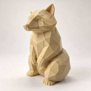 03 сайт Интерьерная полигональная фигурка Енот из ABS бежевая 3D-печать